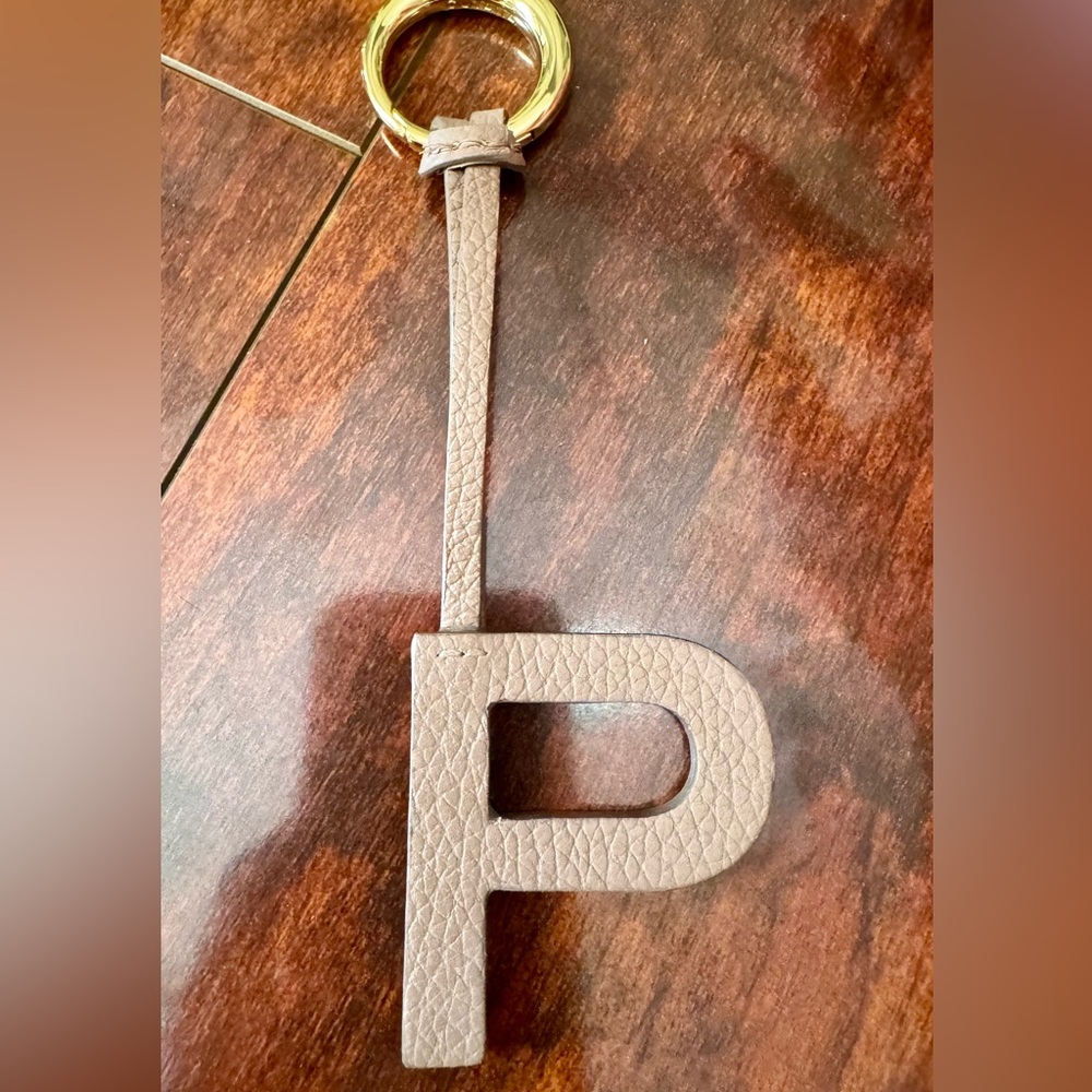 Cuyana Initial ‘P’ Taupe Keychain